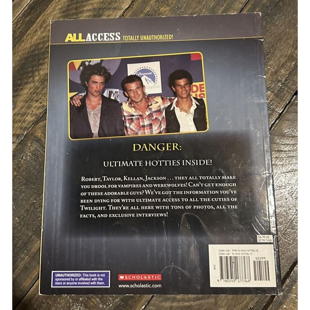 The Guys of Twilight‎ (Unauthorized Scrapbook) By Michael-ann Joh - Picture 3 of 3